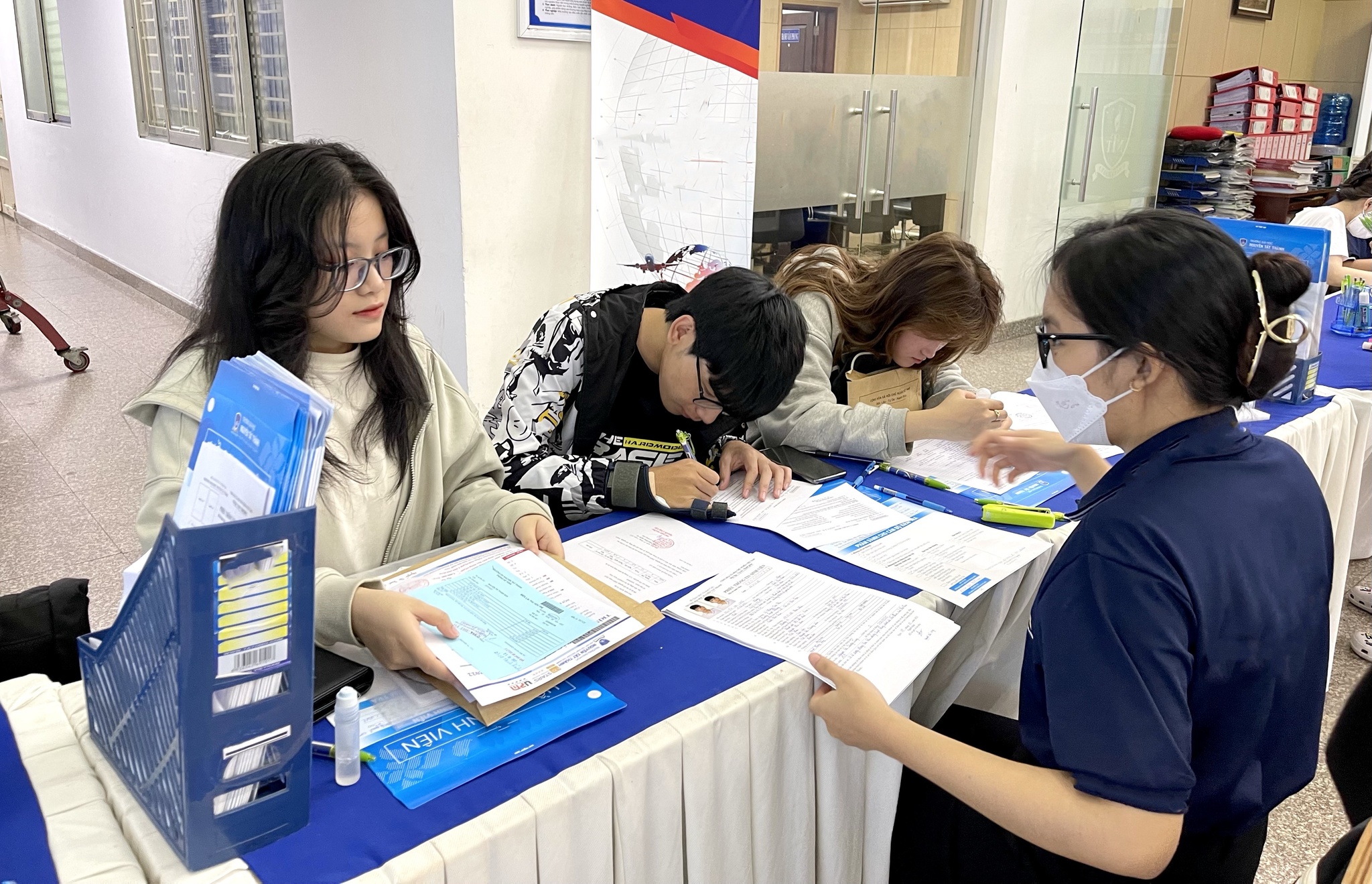 Hàng ngàn học viên ôn tập và nhận chứng chỉ tin học chuẩn phôi thật tại trung tâm Viện Giáo Dục